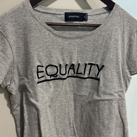 MinkPink equality, short sleeve crop top - Picture 2 of 4